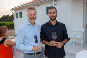 Robert Karlsson (vänster), chef för Testament Winery och Juraj Sladic (höger), guldmedalj vinnande vinmakare av Testament Babić vin